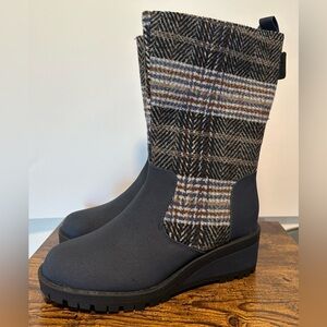Muk Luks Women’s Navy Floro Boots NWT Size 9.5
